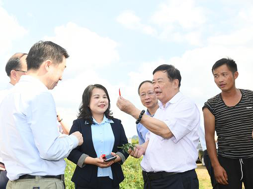 曹德旺榮獲中國脫貧攻堅獎，他說：企業(yè)家一定要盡責